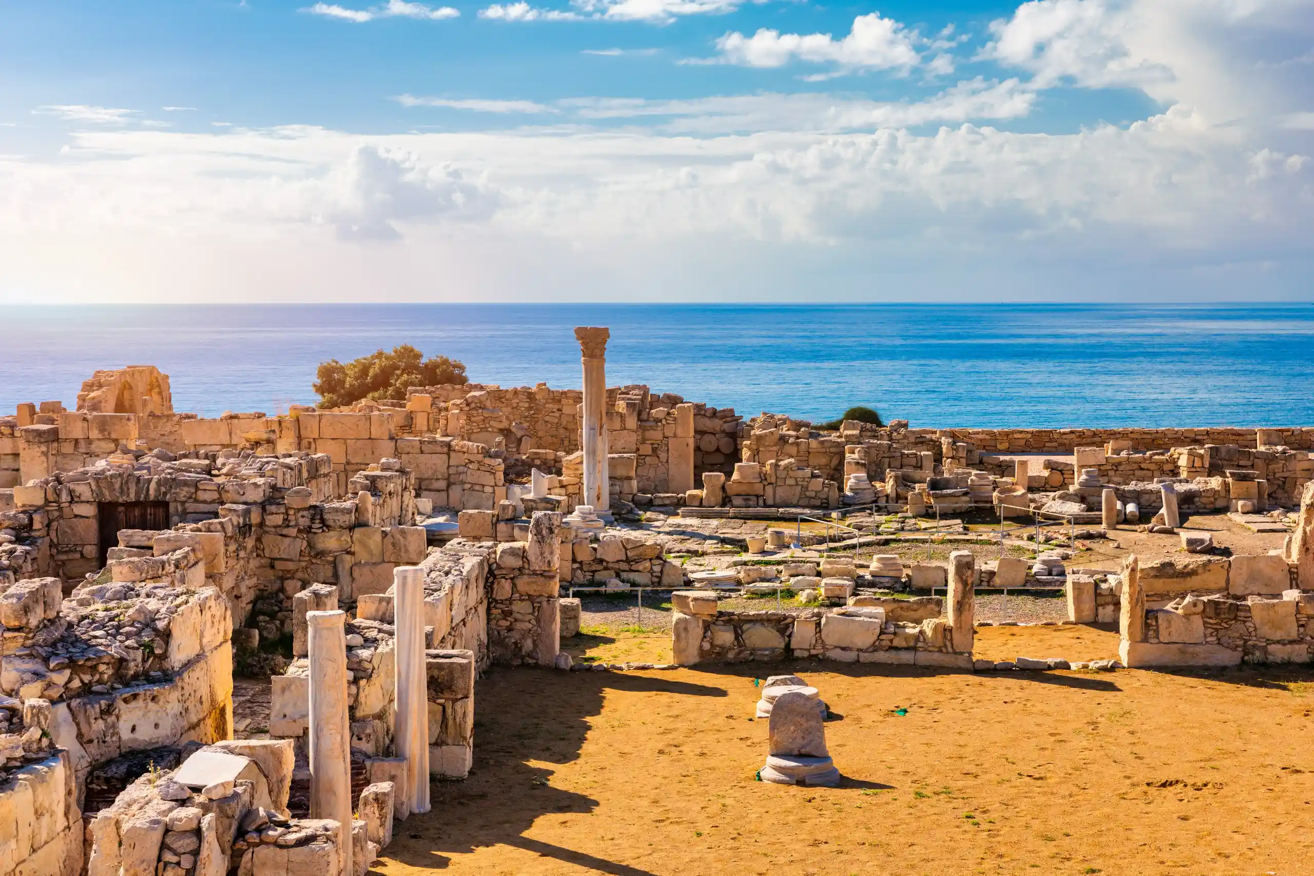 Antike Ruinen von der Stadt Kourion auf Zypern mit Blick aufs Meer.