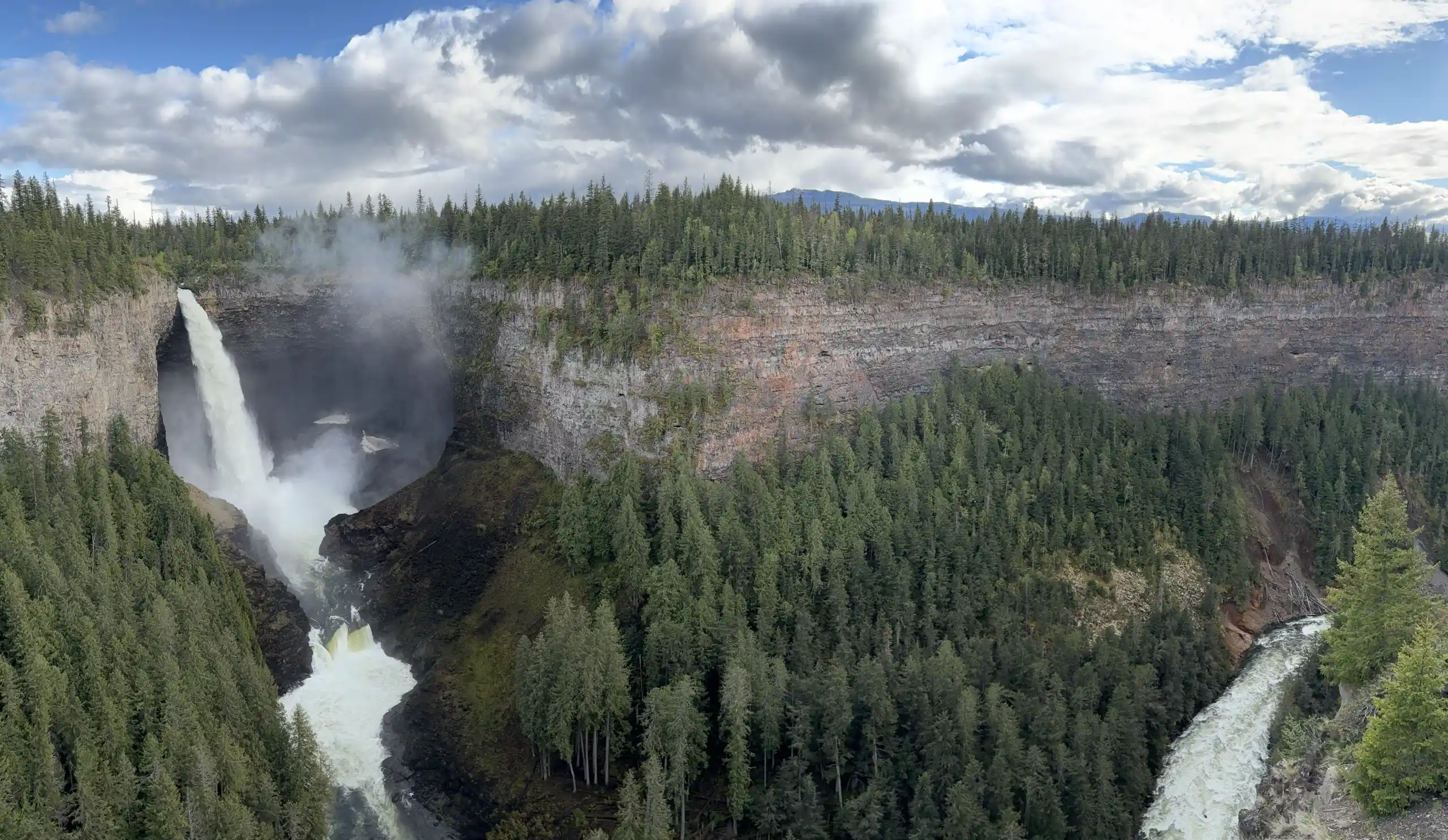 Atemberaubende Wasserfälle in der bergigen Landschaft des Wells Gray Provincial Park in Westkanada.