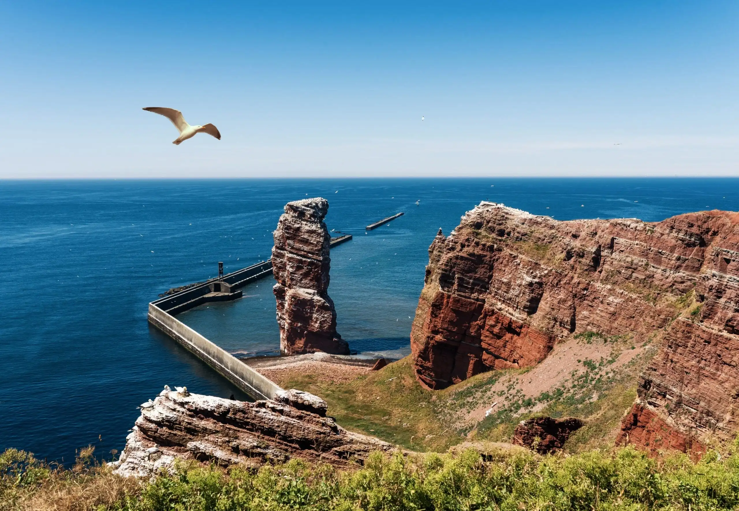 Blick von der Küste Helgolands auf das Meer.
