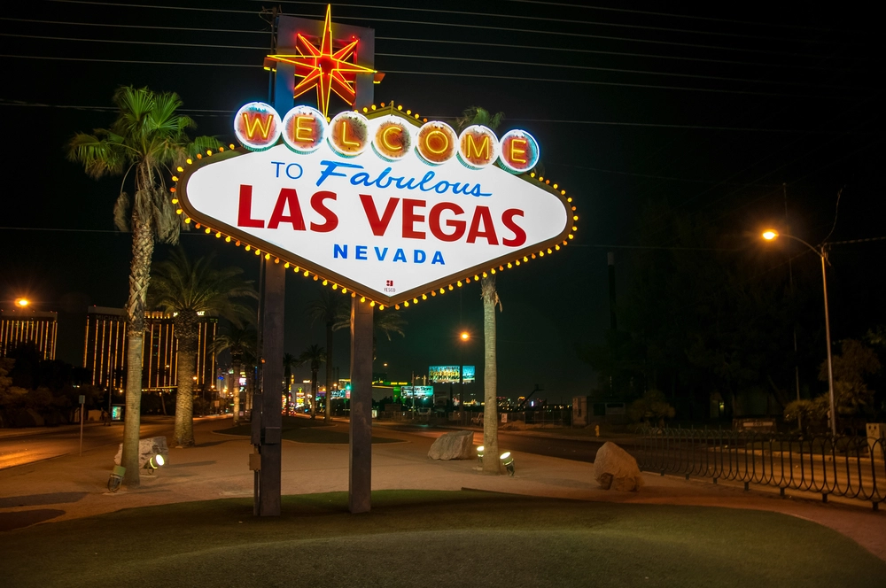 Das hell beleuchtete „Welcome to Fabulous Las Vegas“-Schild bei Nacht.