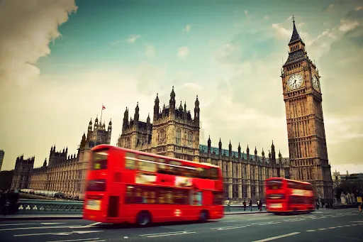 Typischer roter Bus in London vor Westminster Palace