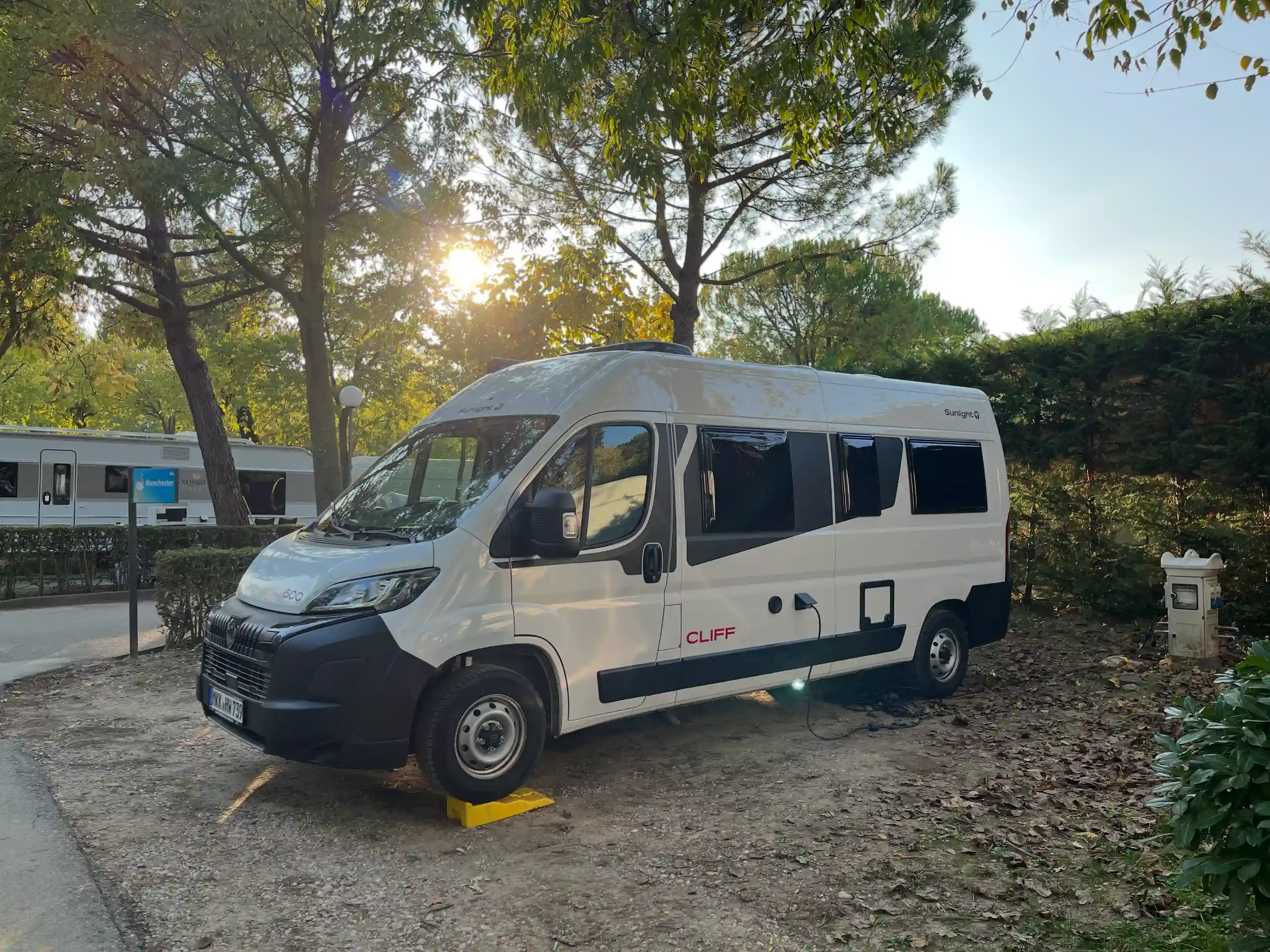 Der McRent Urban Plus auf einem Campingplatz in Italien in der Nachmittagssonne.