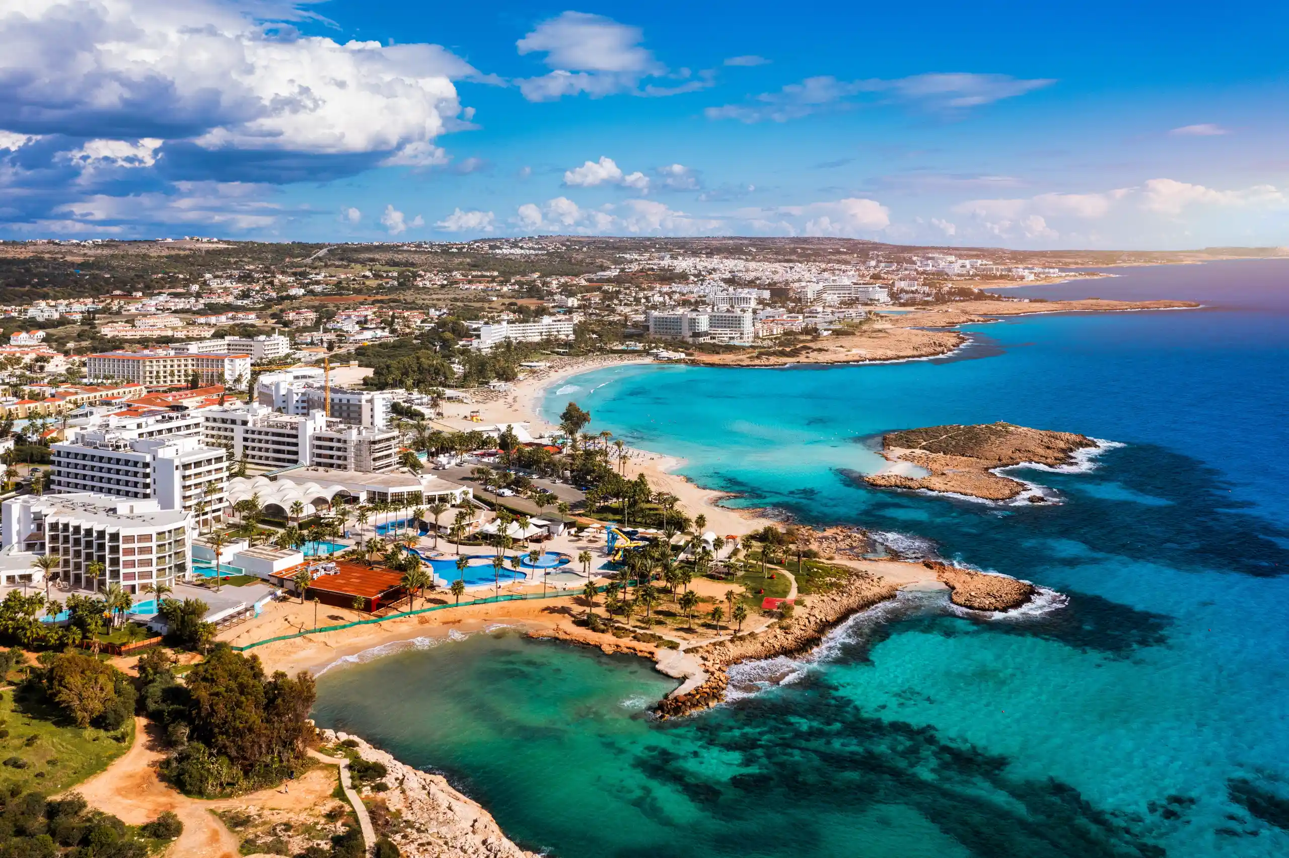 Panoramablick auf den Nissi-Strand von Ayia Napa auf Zypern.