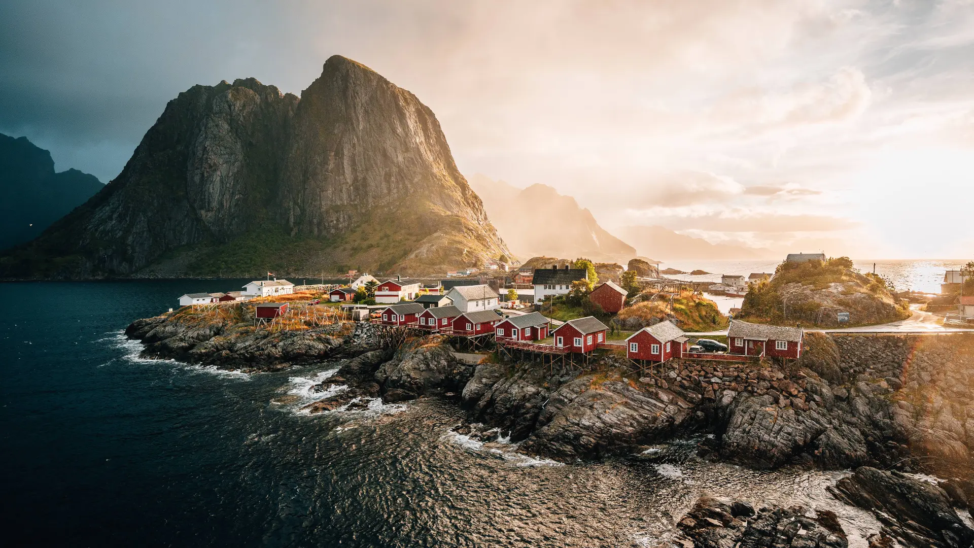 Blick auf Häuser und Berge auf den Lofoten
