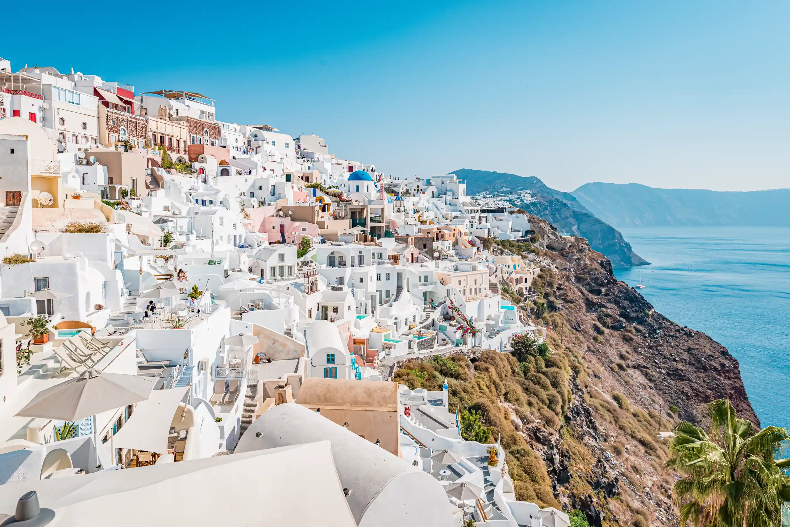 Blick auf das Dorf von Oia auf Santorini, Griechenland, mit blauem Himmel im Hintergrund
