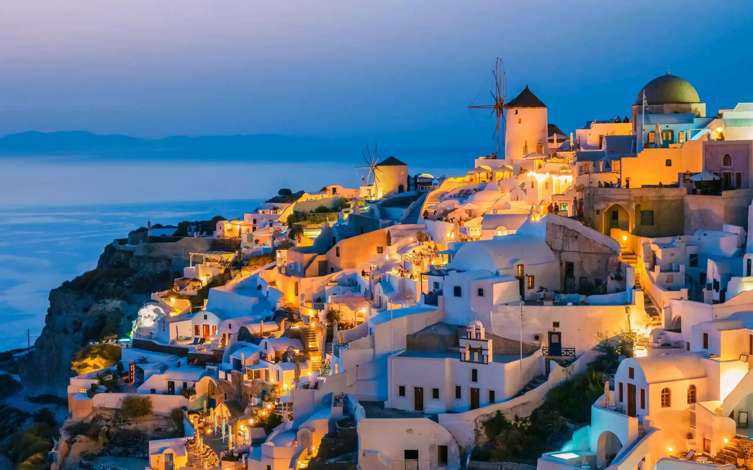 Blick im Abendlicht auf Oia Santorini, in Griechenland, einem Dorf auf einer der Insel der Kykladen.