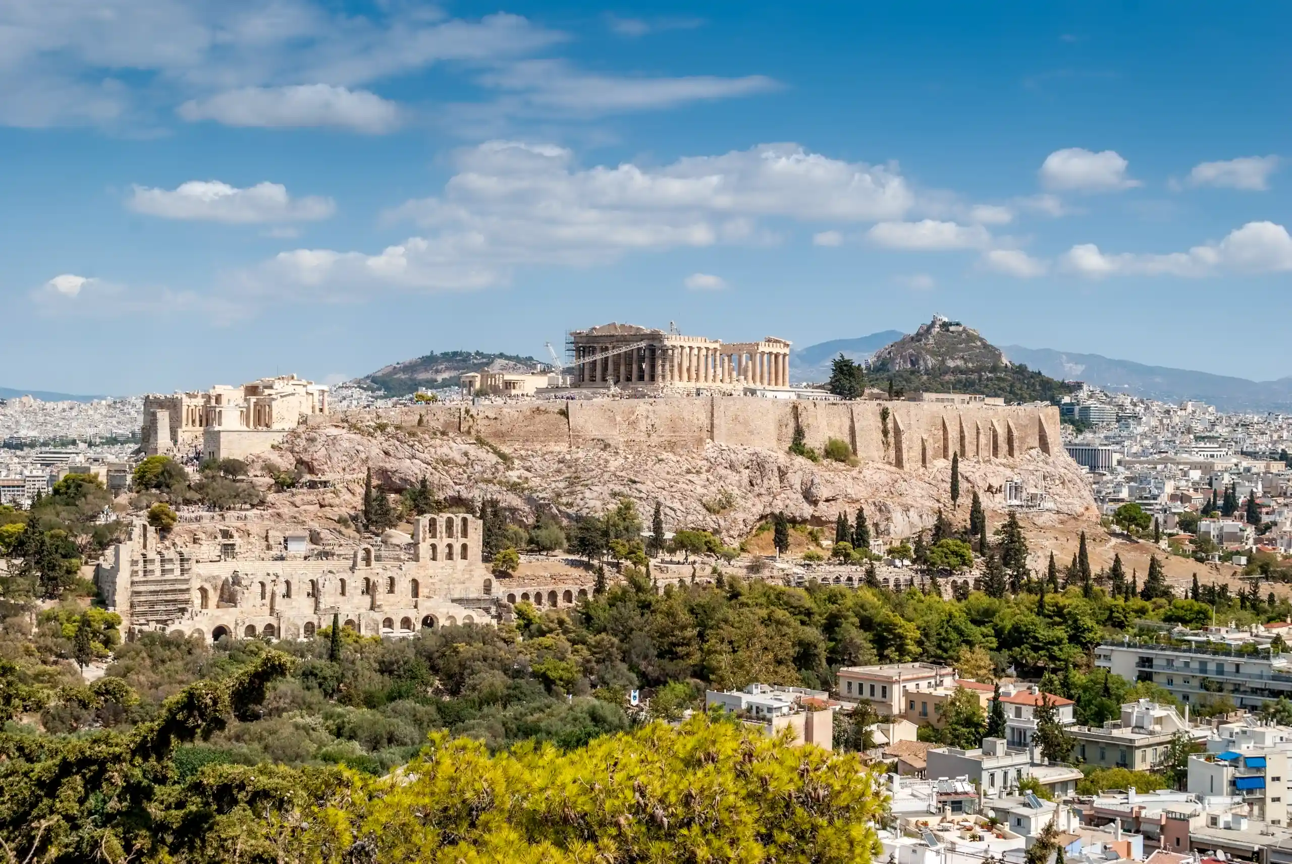 Parthenon-Tempel auf der Akropolis in Athen, Griechenland und Blick auf die Umgebung.