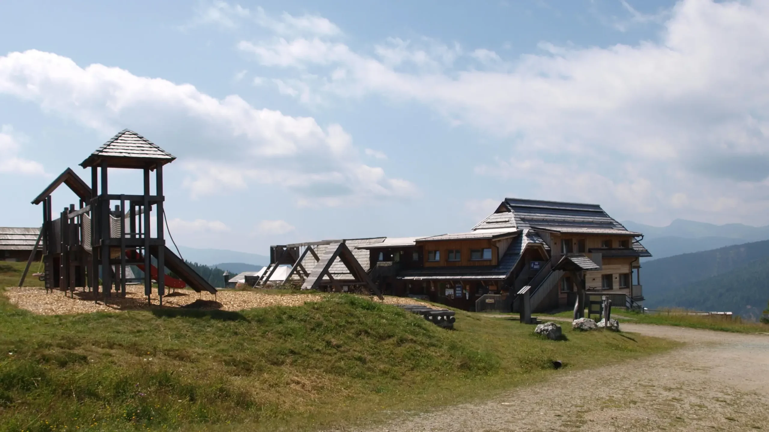 Ein großer Spielplatz mit Rutschen und Klettergerüsten