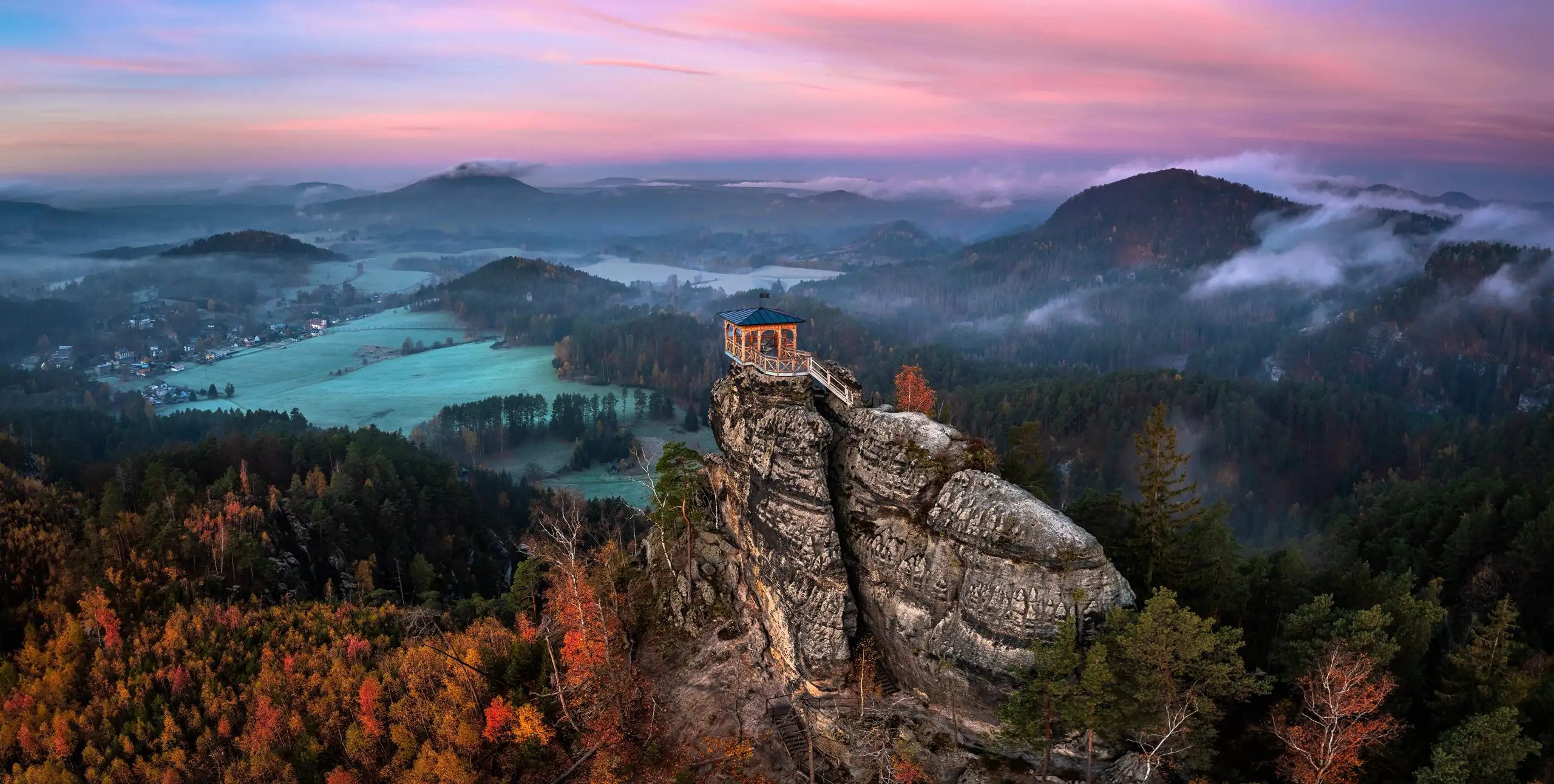 Der Aussichtspunkt Mariina Vyhlidka (Marienblick) mit einer wunderschönen Herbstlandschaft in der Tschechischen Republik.
