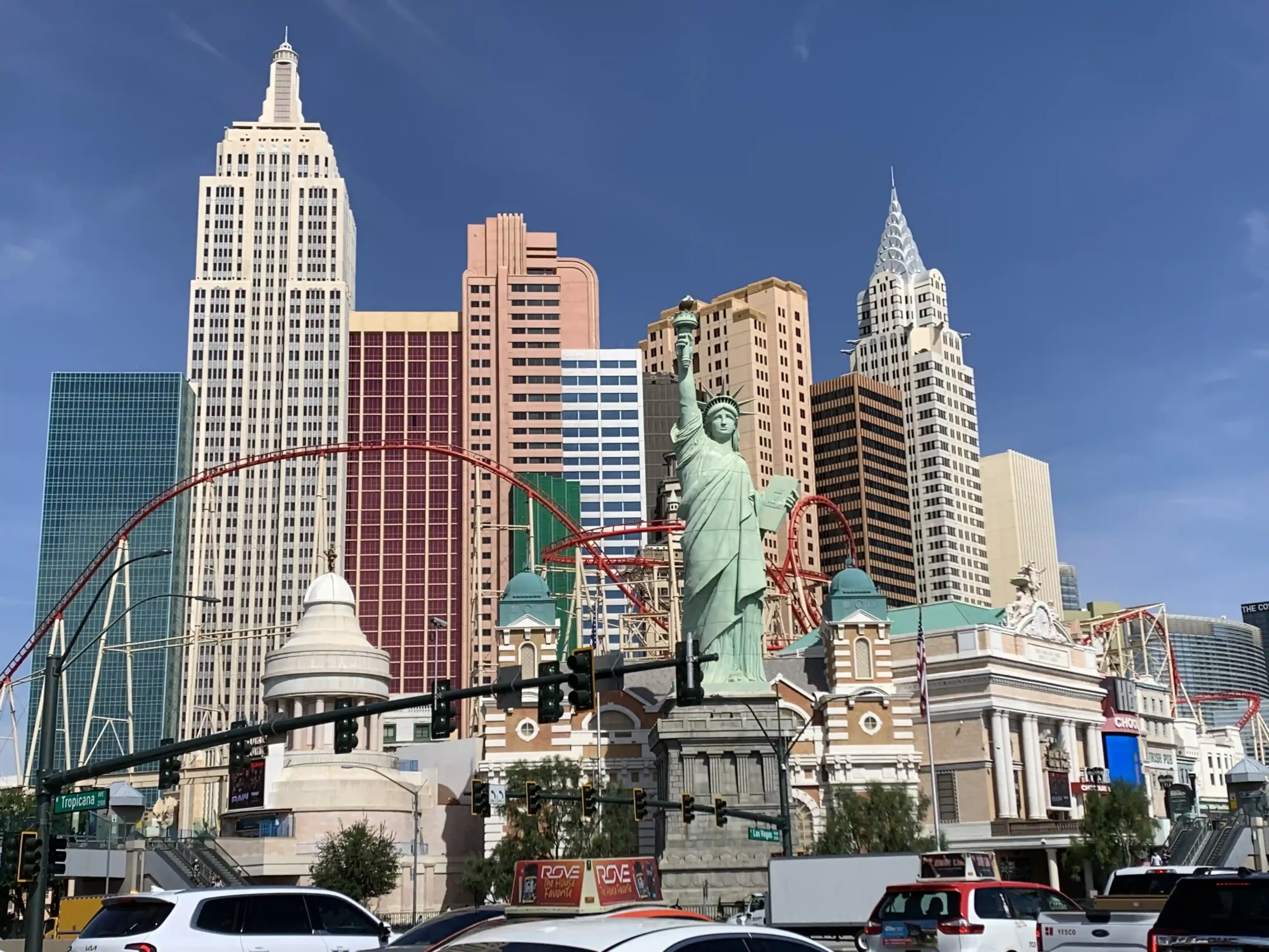 Blick vom Las Vegas Strip auf das New York-New York Hotel & Casino.