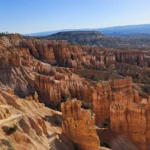 Blick auf die weite Landschaft des Bryce Canyons.