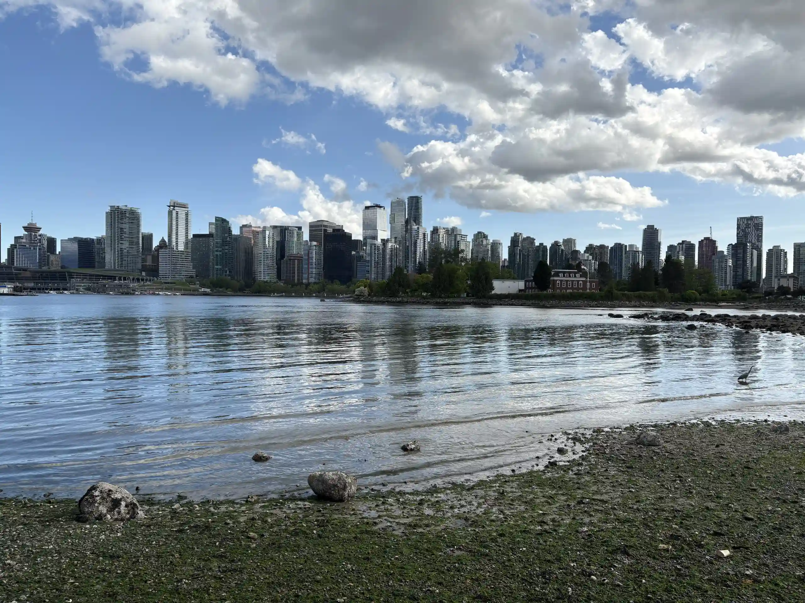 Sonniger Tag am Wasser mit Blick auf Vancouver in Westkanada.