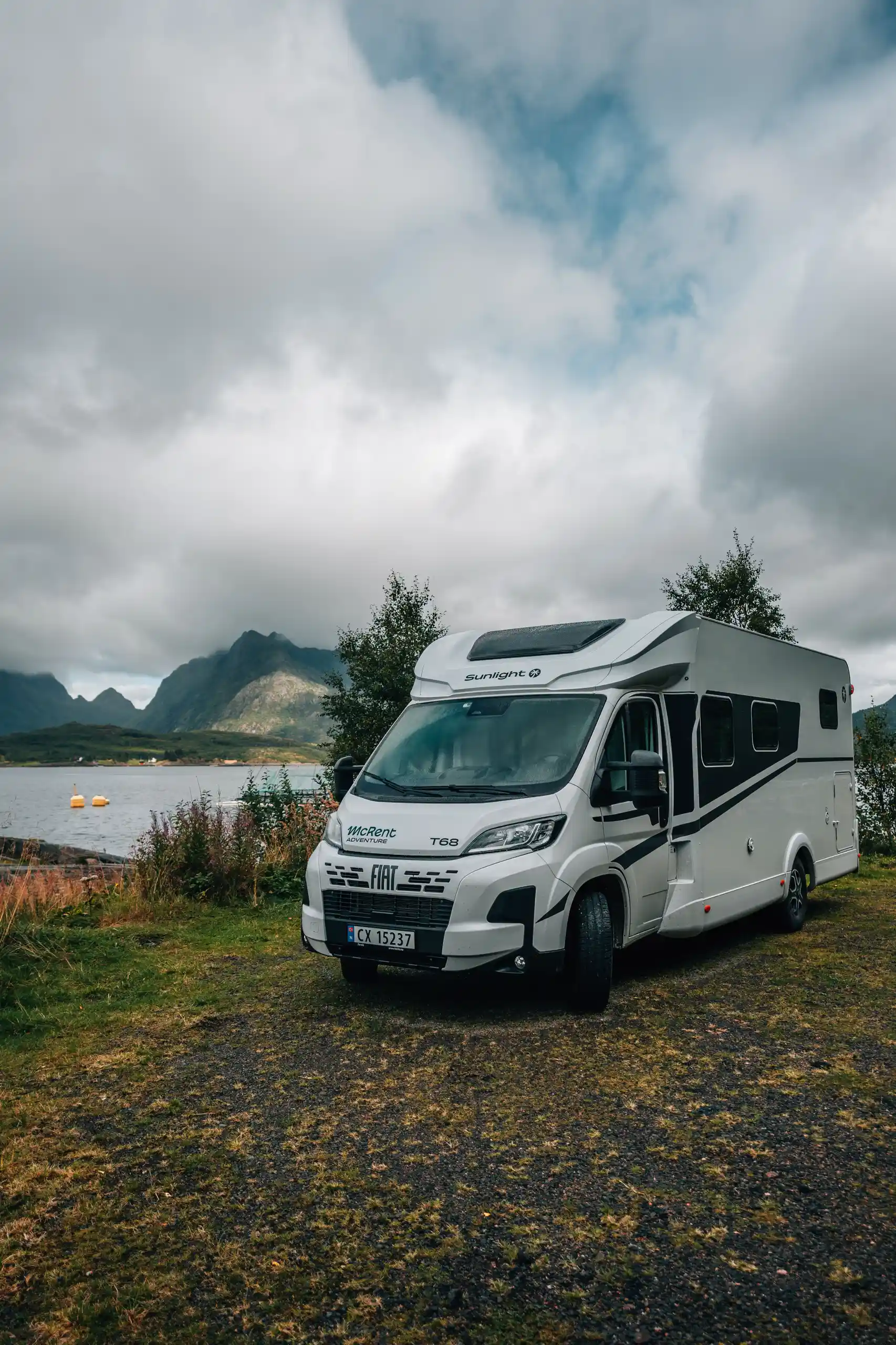 Ein Wohnmobil parkend an einem See in den Lofoten in Norwegen