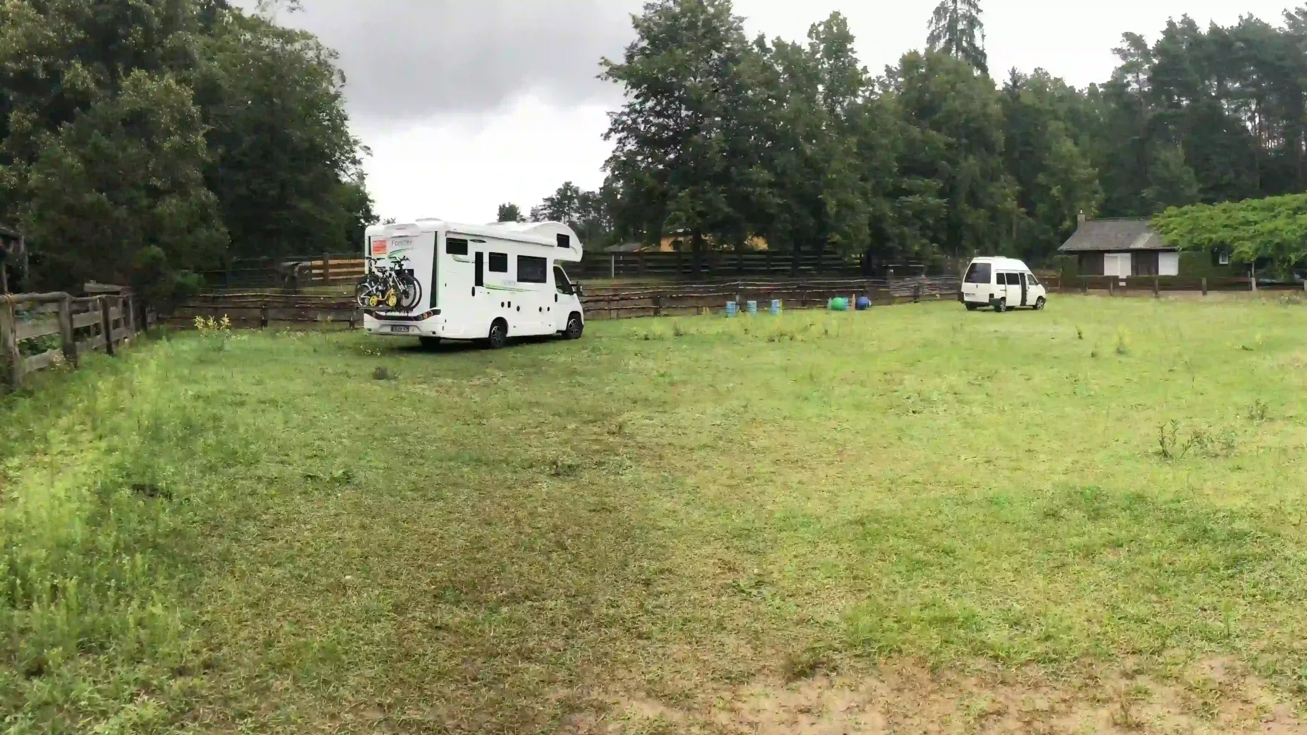 Das Wohnmobil steht in einer großen, leicht matschigen Koppel.