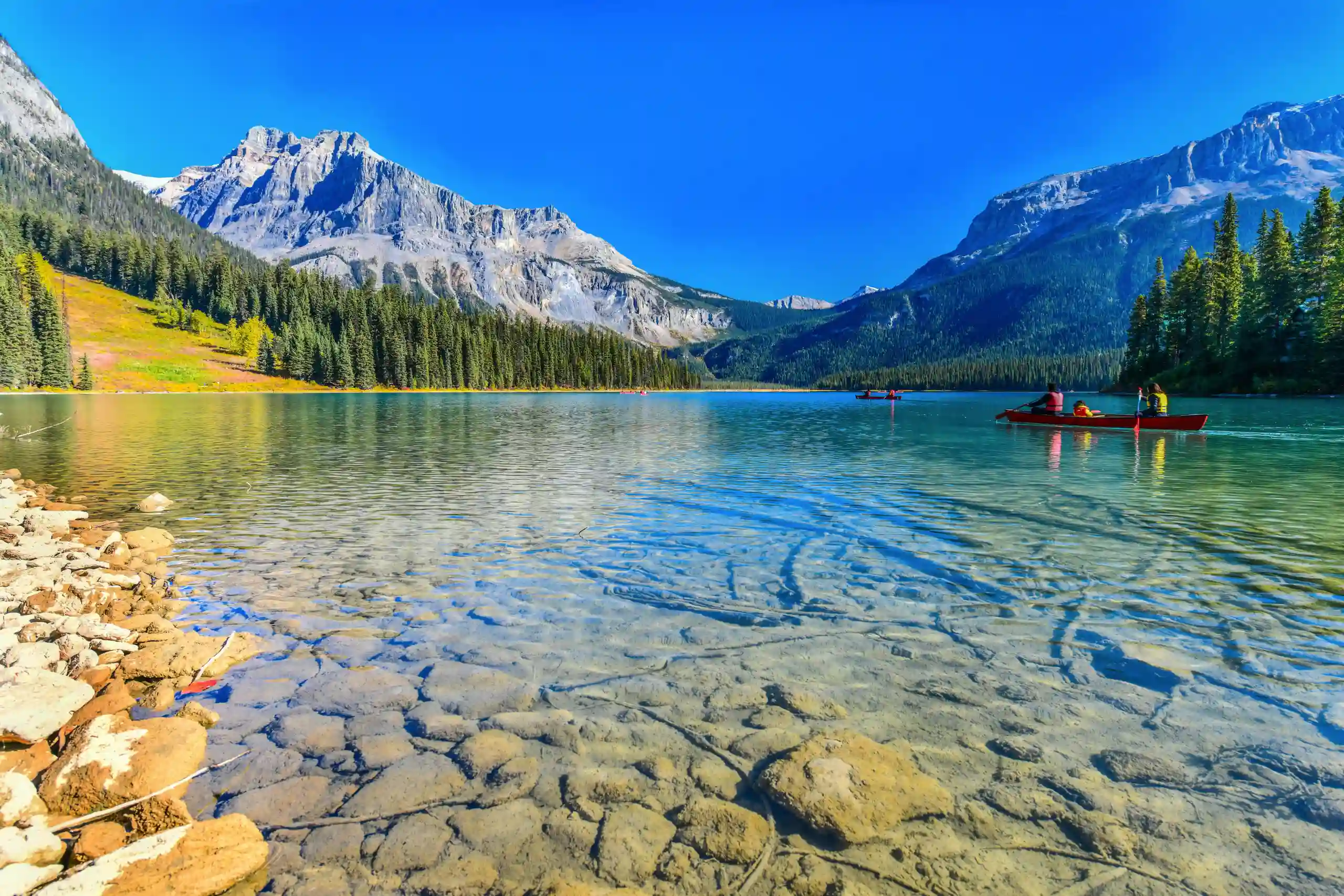 Blick auf den glasklaren Emerald Lake im Yoho Nationalpark mit seinen Gebirgsformationen im Hintergrund in Britisch Columbia in Kanada.
