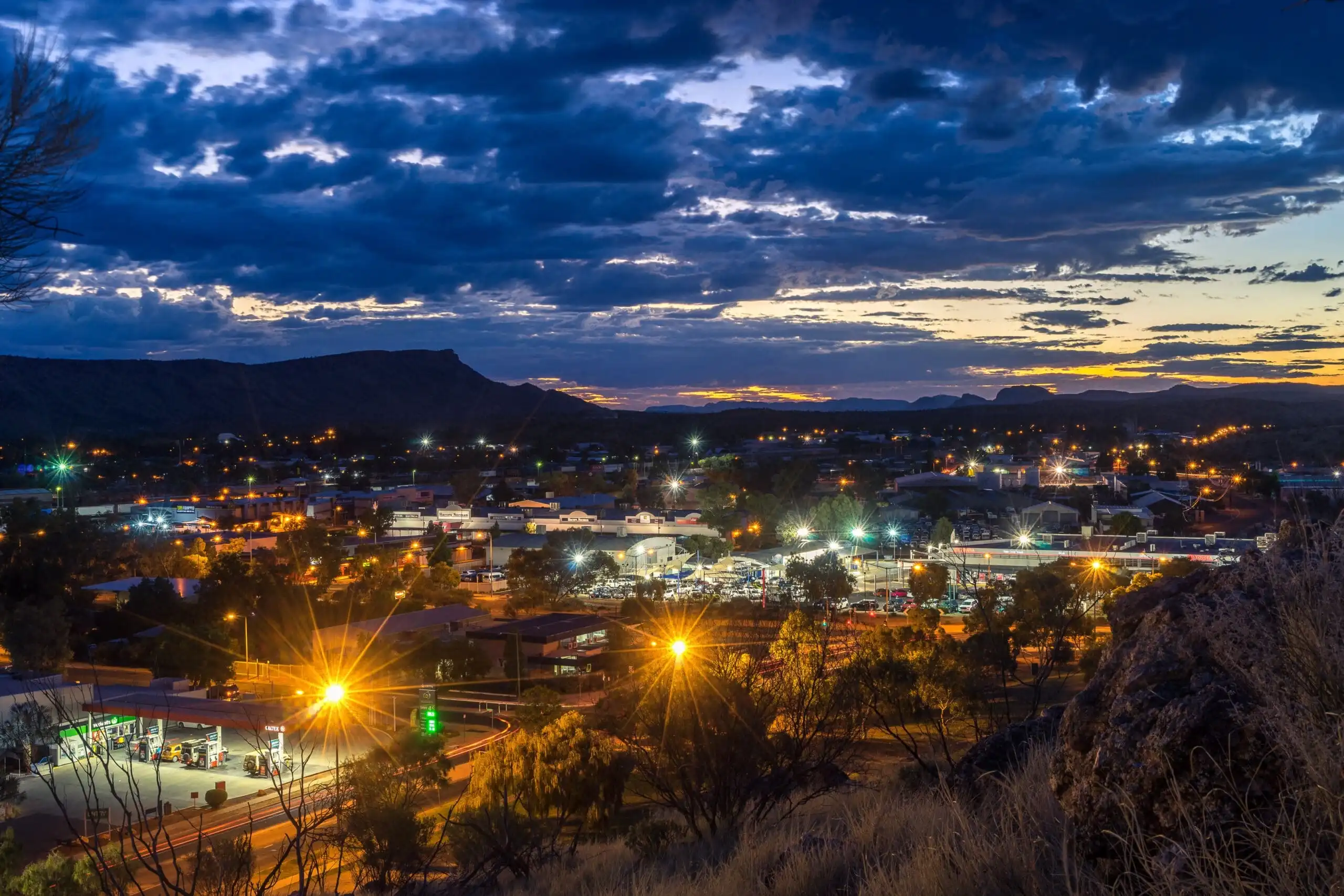 Vue sur Alice Springs en Australie de nuit et les lumières de la ville