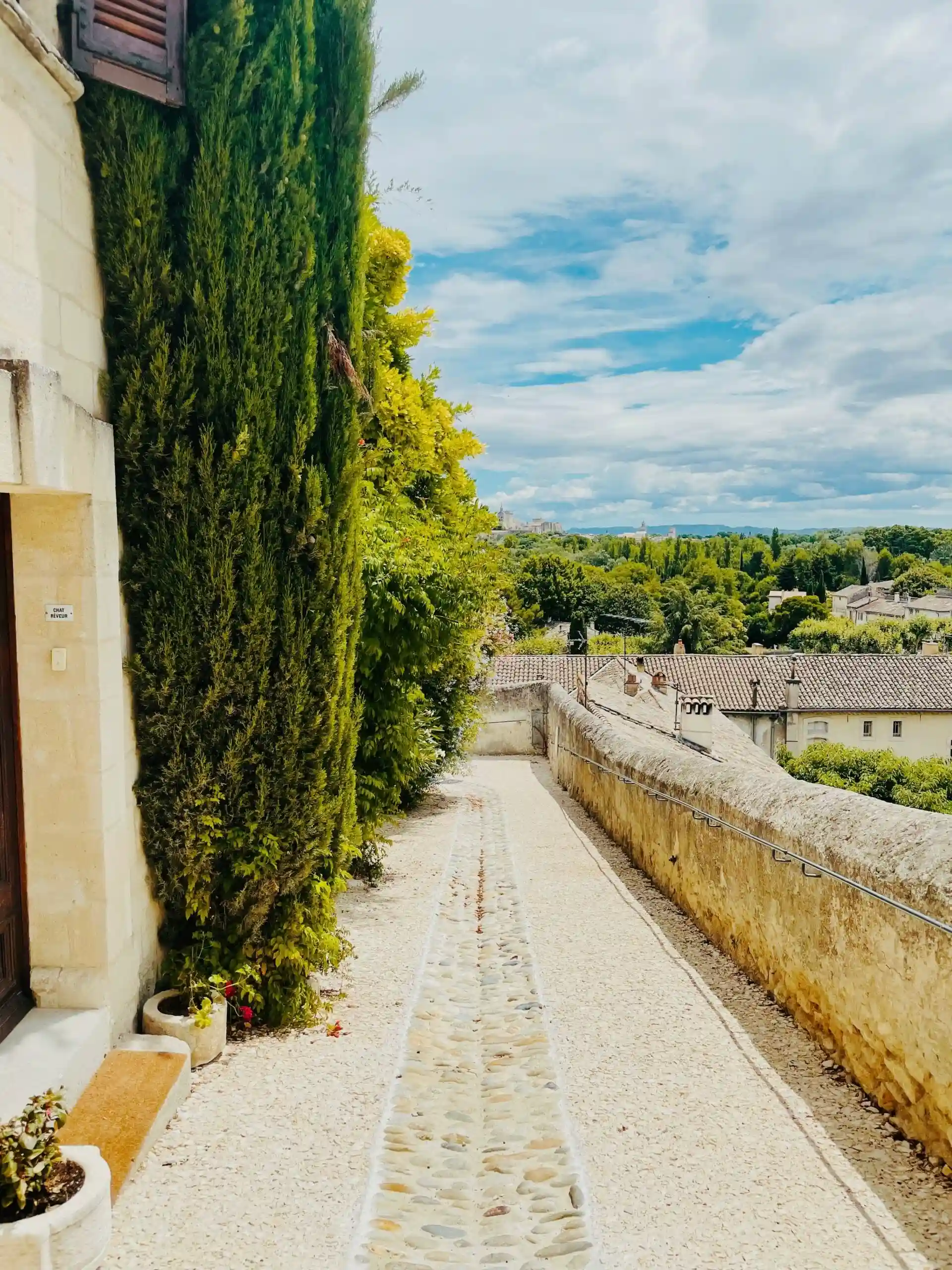 Un chemin et un muret en pierres à Avignon