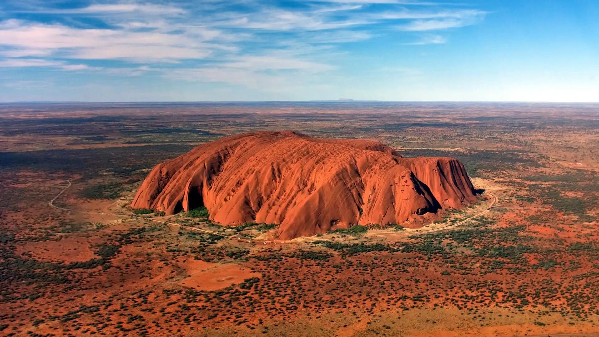 Vue d\'hélicoptère sur le Mont Uluru ou Ayers Rock