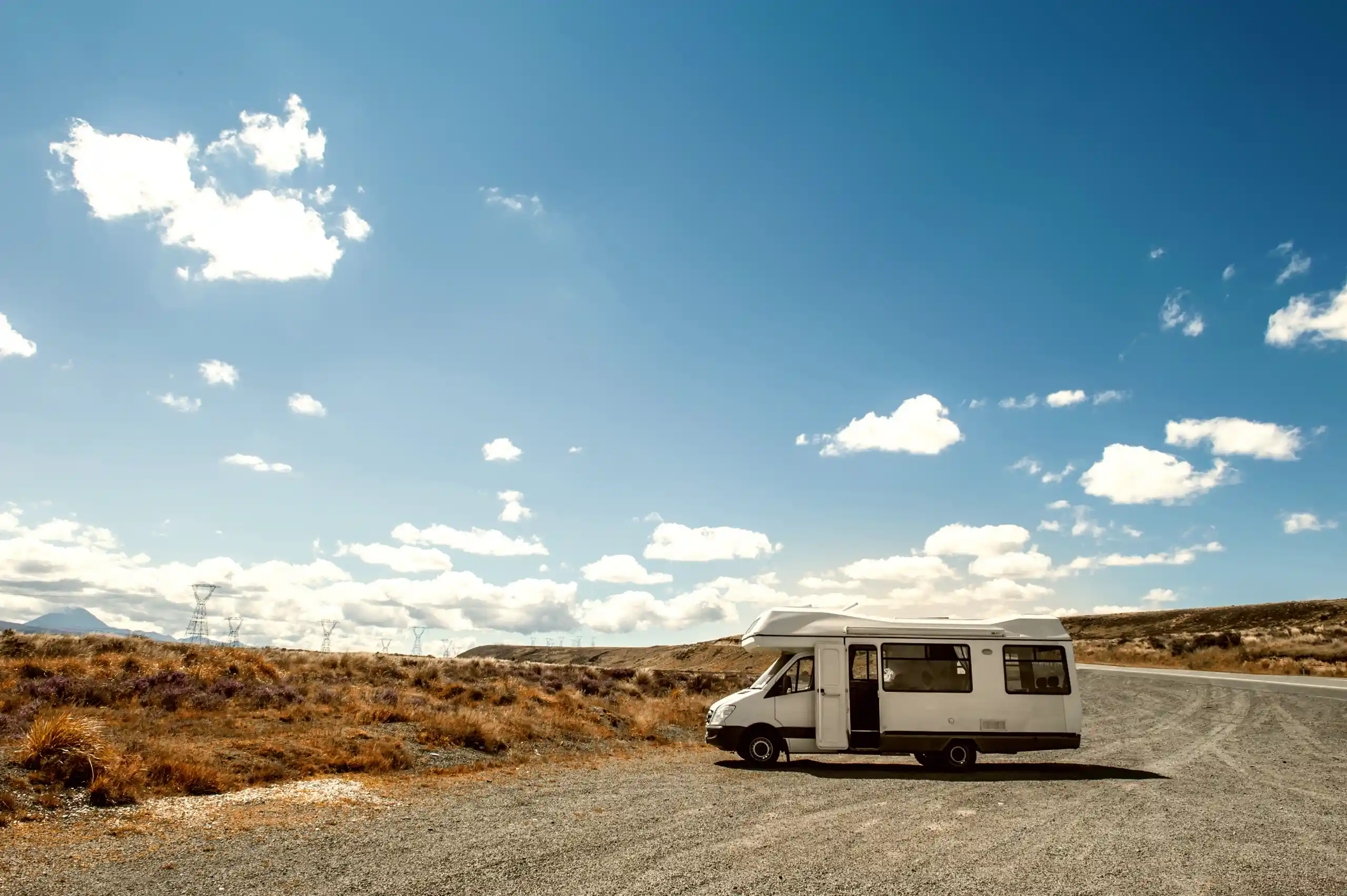Une location de camping-car en Nouvelle-Zélande pour explorer l'île du Nord à travers des paysages désertiques.