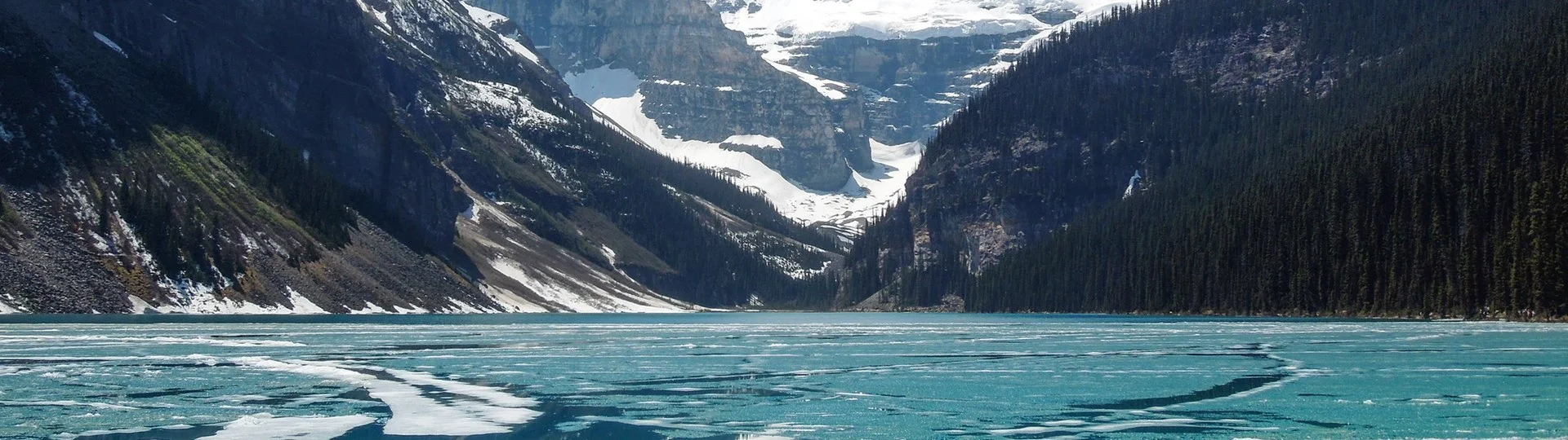 Lake Louise en hiver à Banff au Canada avec des montagnes en arrière-plan
