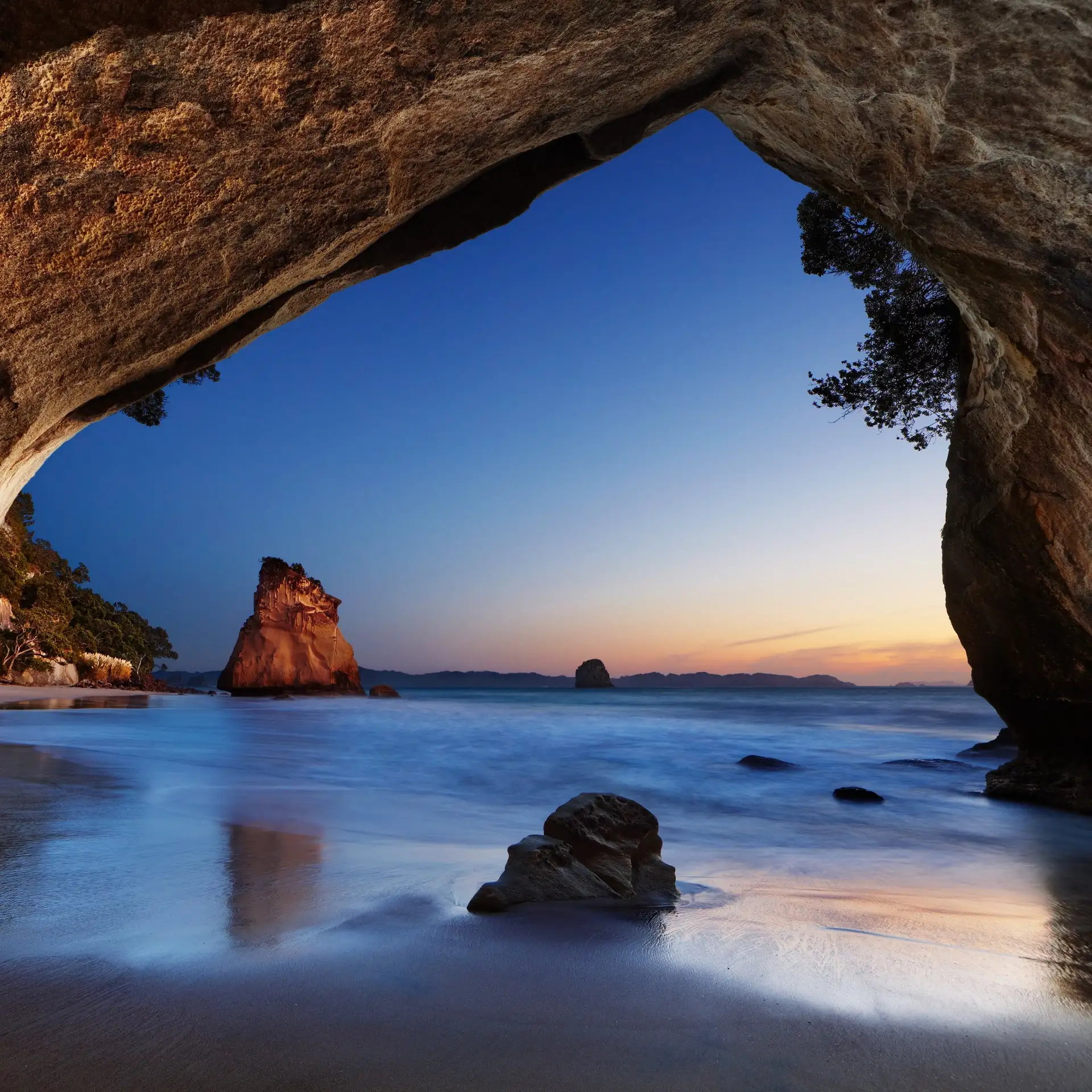 Cathedral Cove sur la péninsule de Coromandel en Nouvelle-Zélande à l\'aube