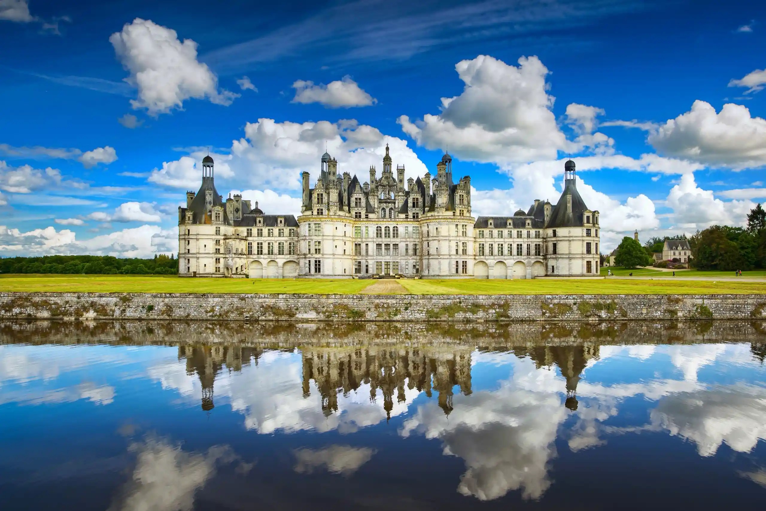 Vue sur le château de Chambord dans la Vallée de la Loire et son reflet dans la rivière