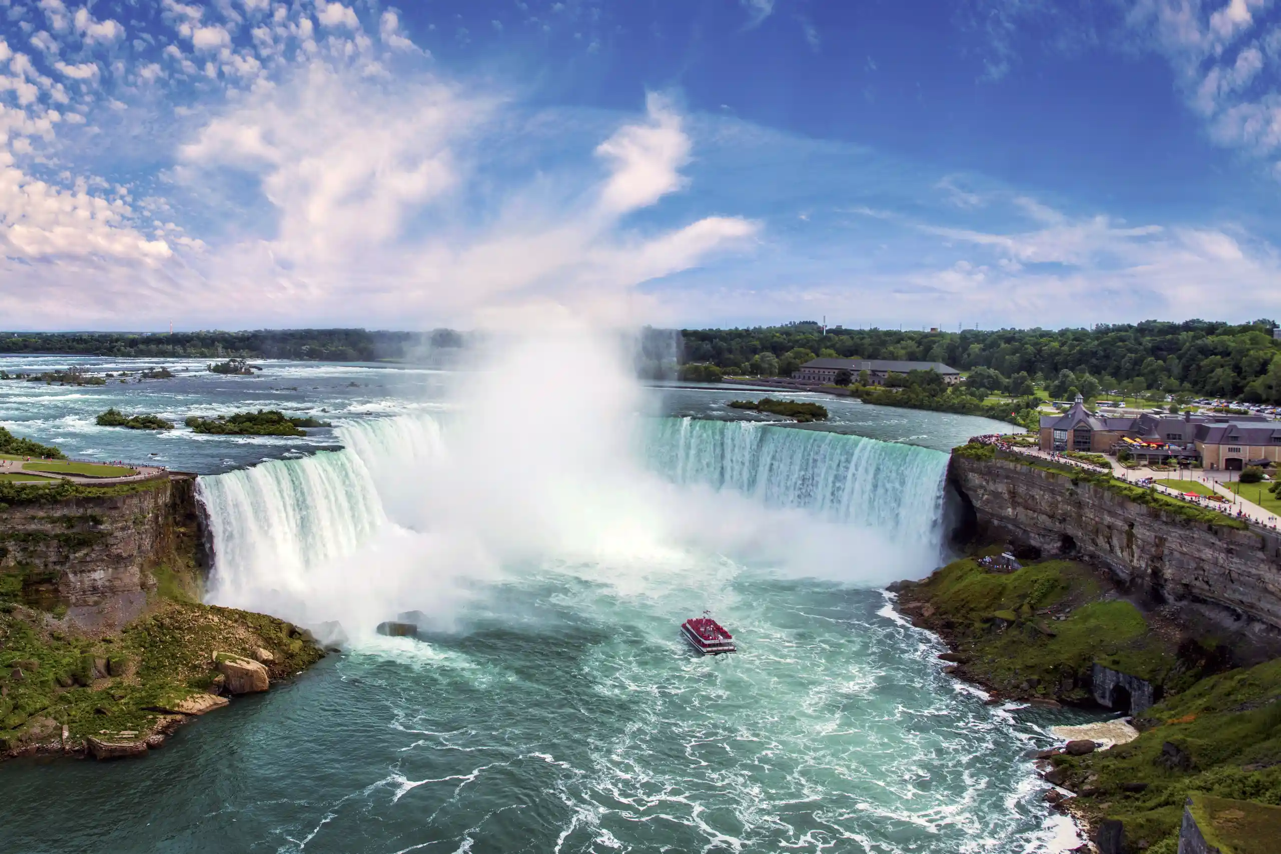Chutes du Niagara et ferry pour le tourisme en plein soleil