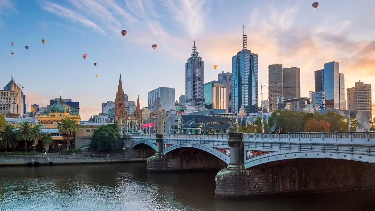 Skyline de Melbourne en Australie avec un ciel rempli de montgolfières