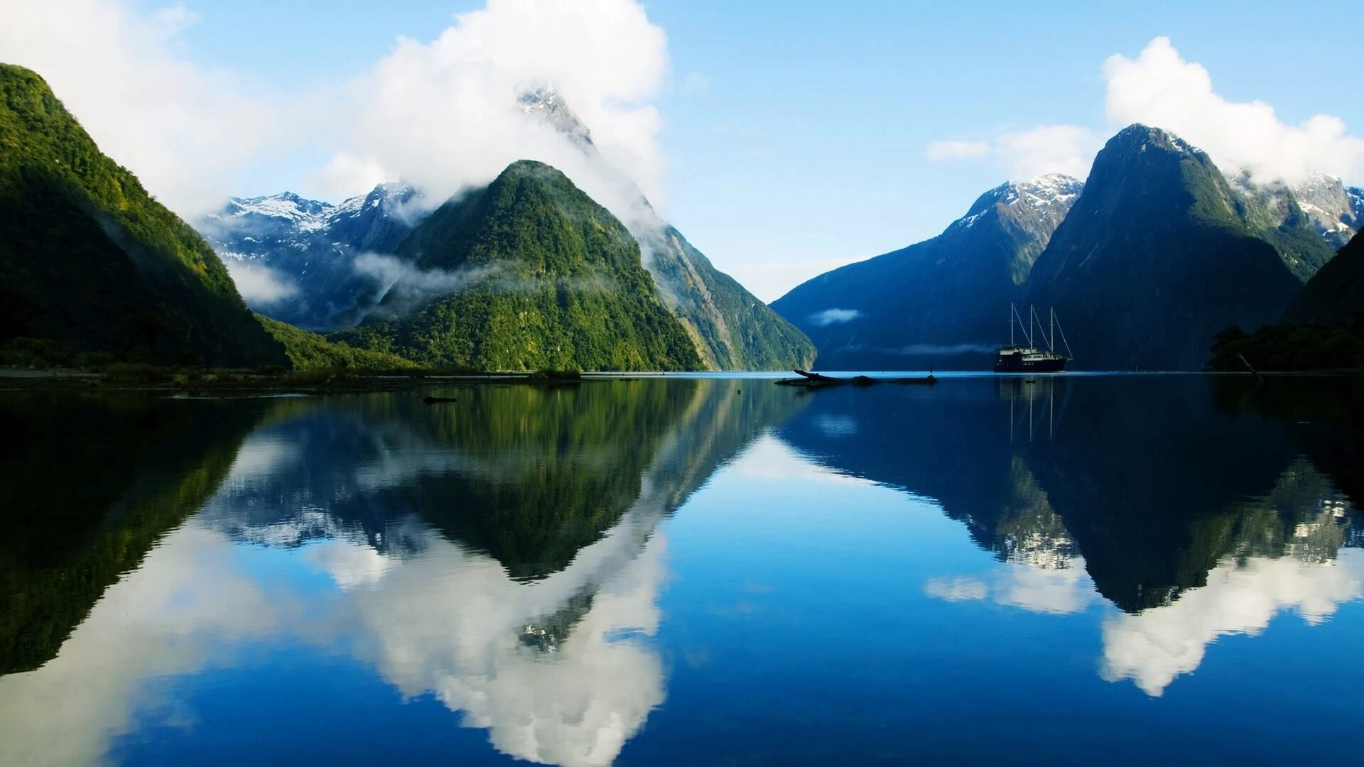 Le fjord Milford Sound dans le parc national de Fiordland en Nouvelle-Zélande et les reflets dans l\'eau des sommets environnants