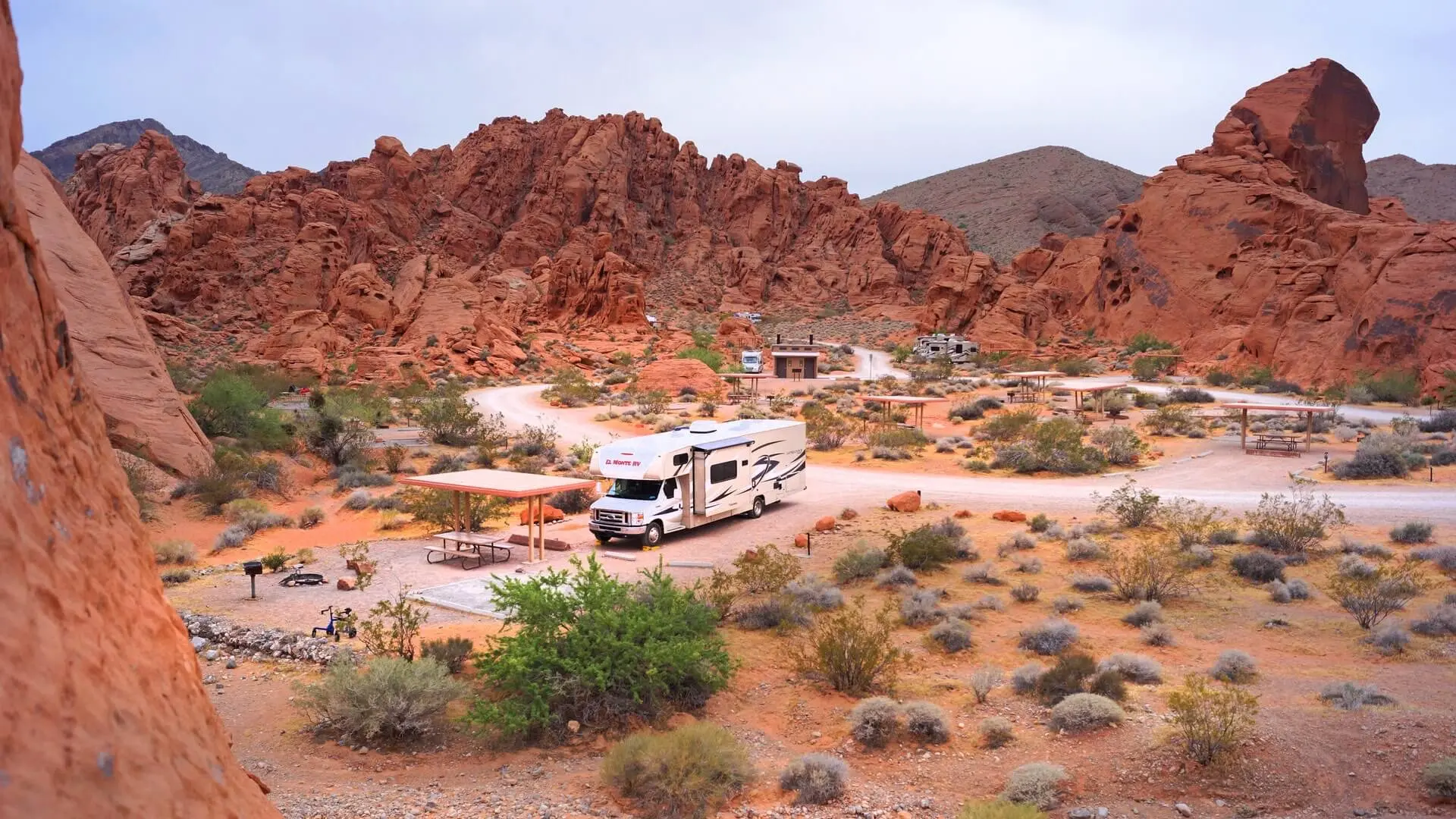 Un camping-car El Monte est garé dans un camping de la Valley of Fire.
