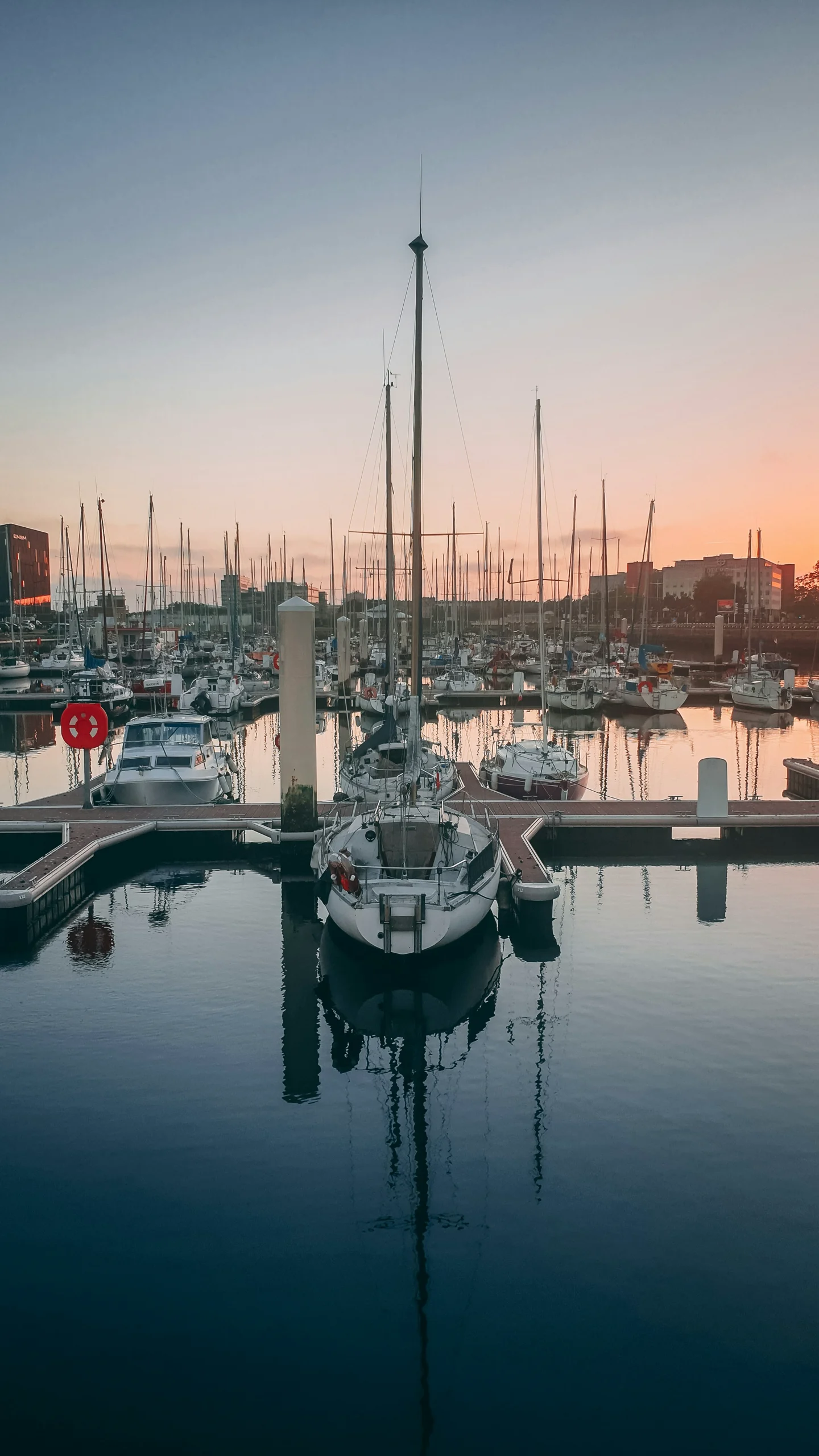 Vue sur le port du Havre en Normandie avec des bateaux au coucher de soleil