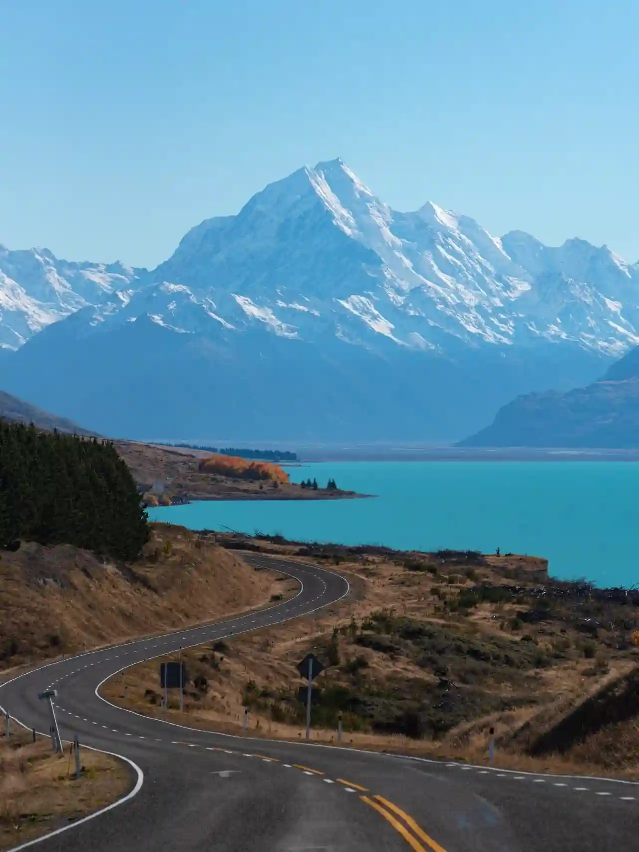 Une route au bord d\'un lac en Nouvelle-Zélande et des montagnes