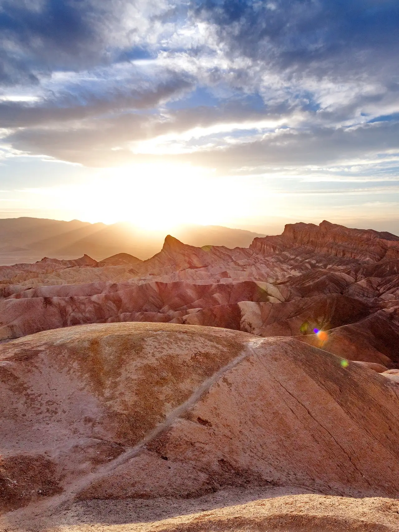 Désert de la Vallée de la Mort, Death Valley, aux USA, pris le soir au soleil couchant