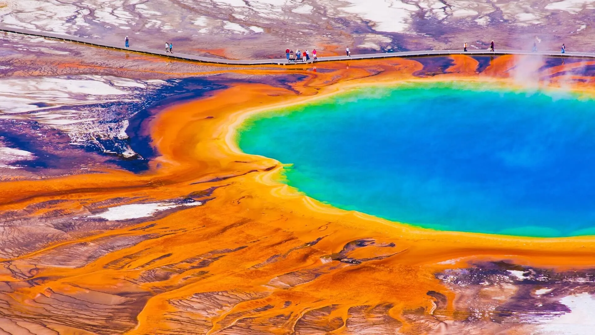 Des touristes marchent au bord de la source chaude Grand Prismatic Spring dans le parc national Yellowstone au Wyoming.
