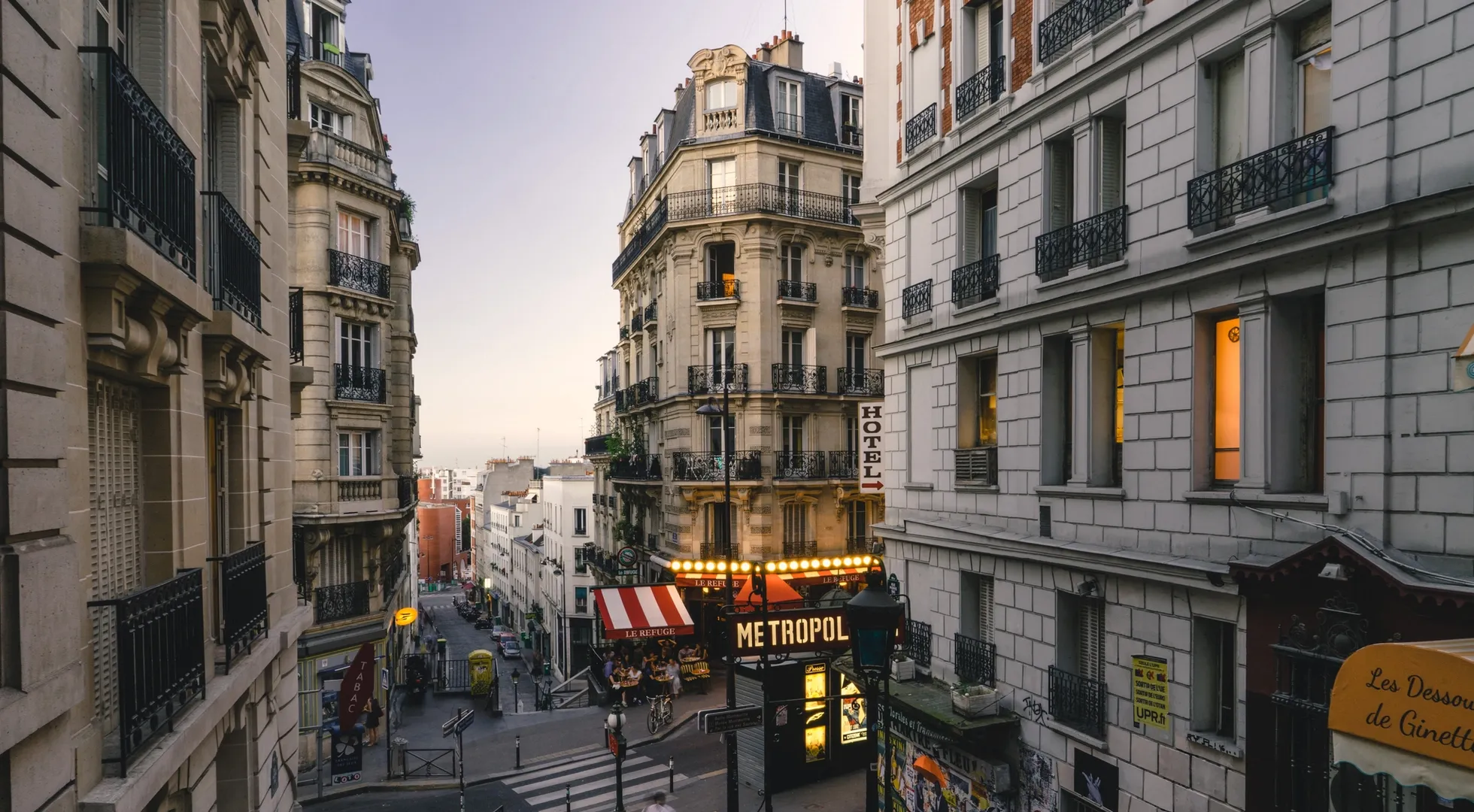 Vue sur le centre-ville de Paris et des rues et des vieux immeubles