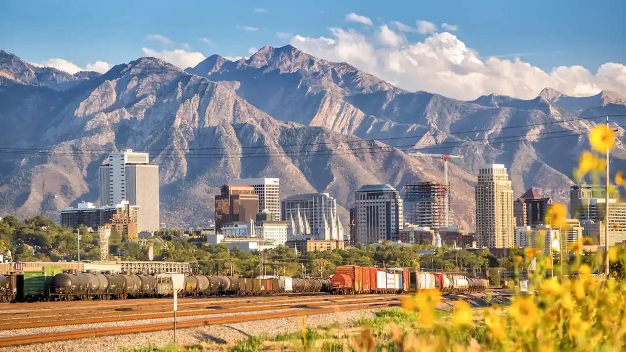Vue sur la ville de Salt Lake City avec des montagnes en arrière-plan