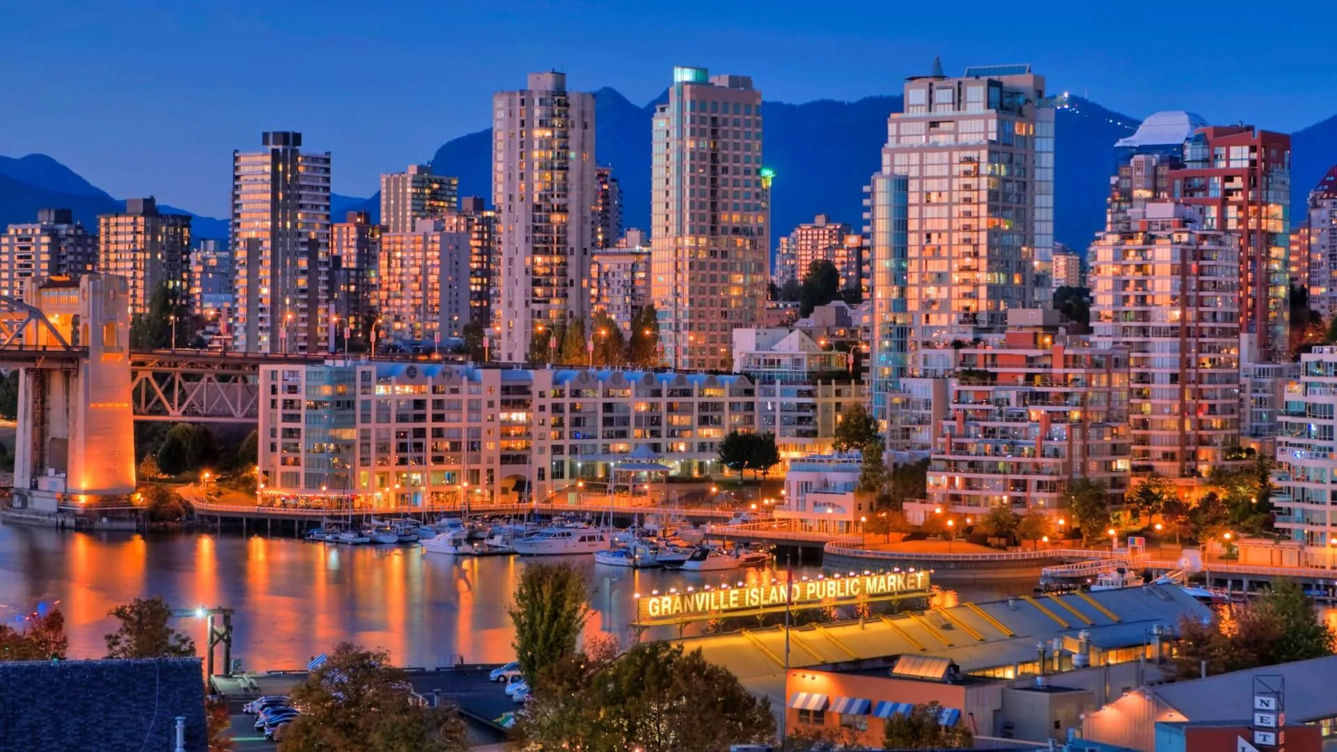 Skyline de Vancouver prise de nuit depuis les environs du marché de Granville